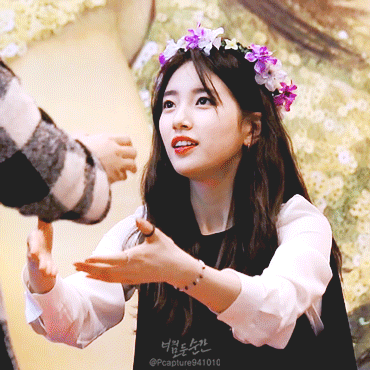 팬들과 아이컨택을 참 잘하는 수지.jpgif | 인스티즈