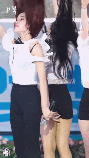 정수리 얻어맞는 여자친구 엄지.gif | 인스티즈