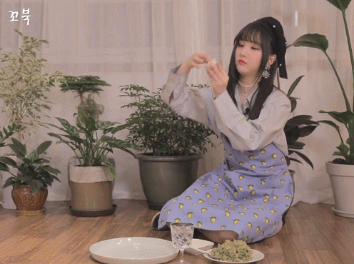 예쁘게 만두 만드는 여자친구 은하.gif | 인스티즈