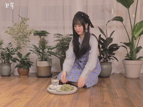 예쁘게 만두 만드는 여자친구 은하.gif | 인스티즈