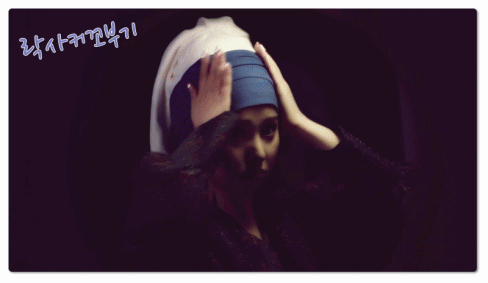 정수리 얻어맞는 여자친구 엄지.gif | 인스티즈