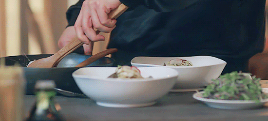 [시간] 시력 잃어가는 와중에도 여주 밥 차려주는 남주 gif | 인스티즈