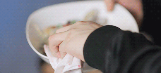 [시간] 시력 잃어가는 와중에도 여주 밥 차려주는 남주 gif | 인스티즈