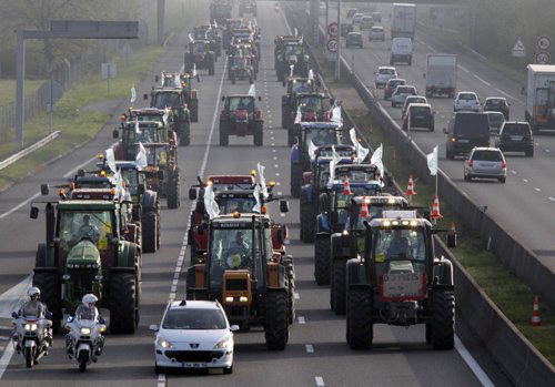 상경하는 트랙터와 이를 호위하는 경찰.jpg | 인스티즈