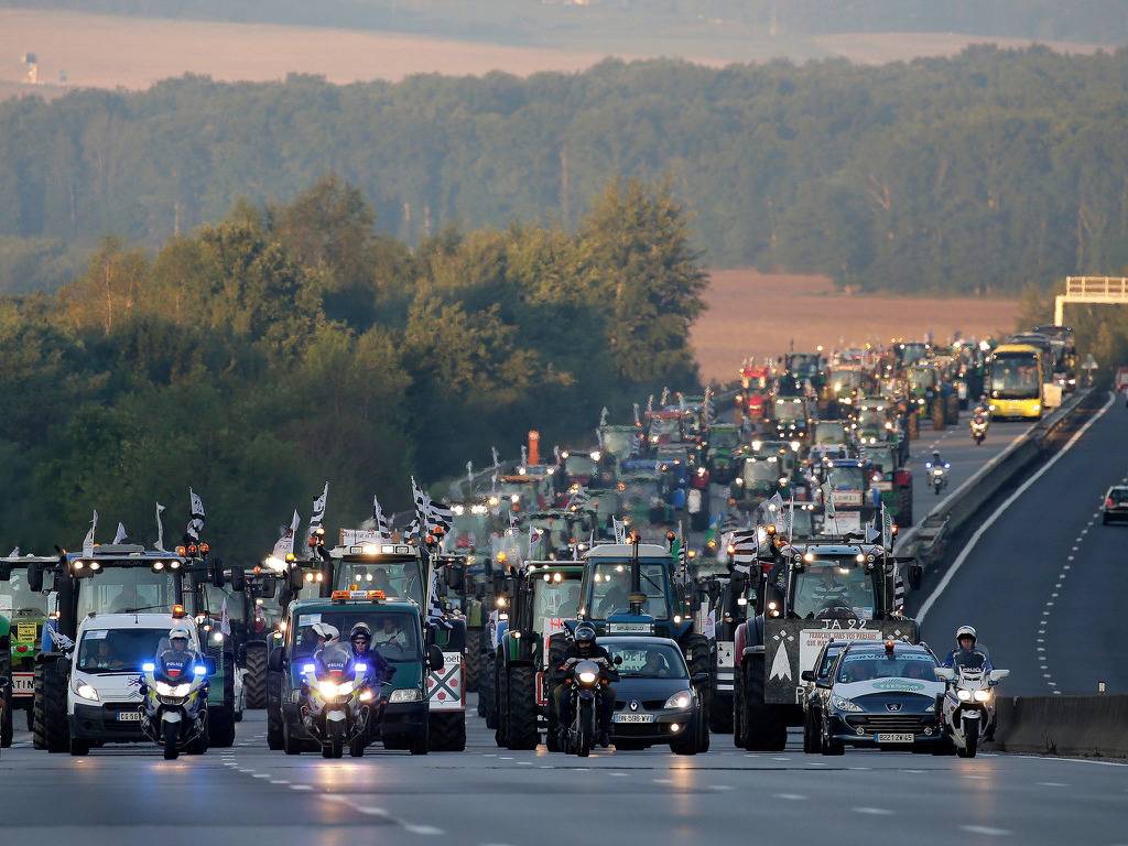 상경하는 트랙터와 이를 호위하는 경찰.jpg | 인스티즈