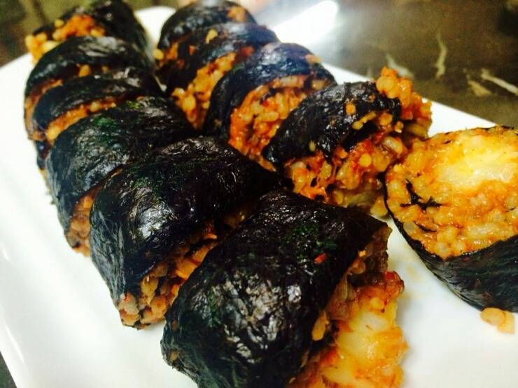 [김밥] 보편적인 치즈김밥에서 살짝 변형된 스타일을 가지고 있는 신전떡볶이의 치즈김밥 | 인스티즈