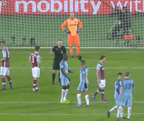 야야투레 pk 차려는데 하이파이브 하러온 제수스 .gif | 인스티즈