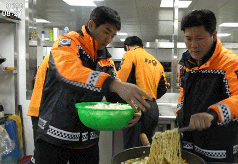 라면먹는 소방관.gif | 인스티즈