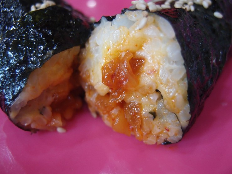[김밥] 보편적인 치즈김밥에서 살짝 변형된 스타일을 가지고 있는 신전떡볶이의 치즈김밥 | 인스티즈