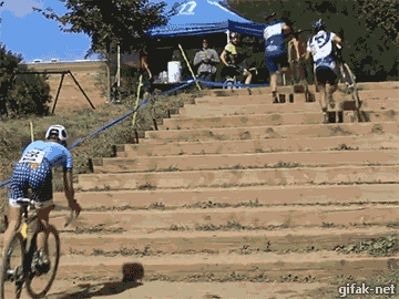 자전거타고 계단 오르기.gif | 인스티즈