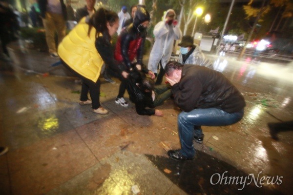 피흘리는 부상자 옮기는 시민에게도 물대포 | 인스티즈