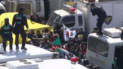 경찰에게 죽창던지는 박사모 | 인스티즈