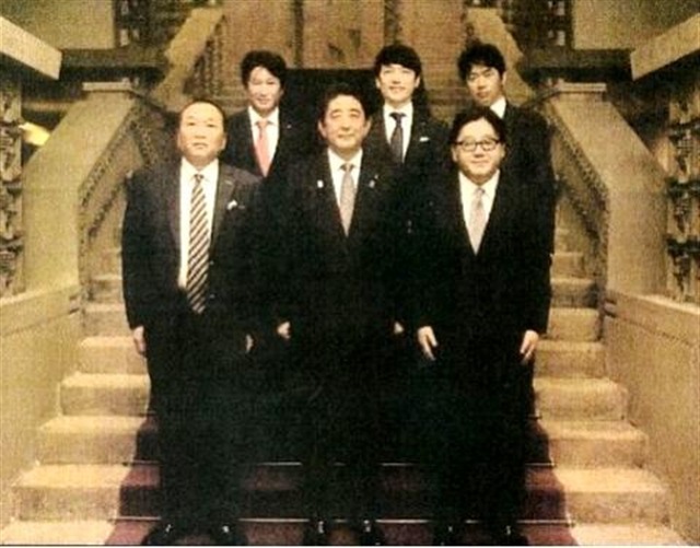 AKB 프로듀서 아키모토 야스시가 저지른 케야키자카46 나치 코스튬 사건.jpg | 인스티즈