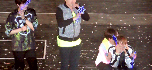 콘서트장에서 신명나게 춤추는 아버지....바라보는 아들....gif | 인스티즈