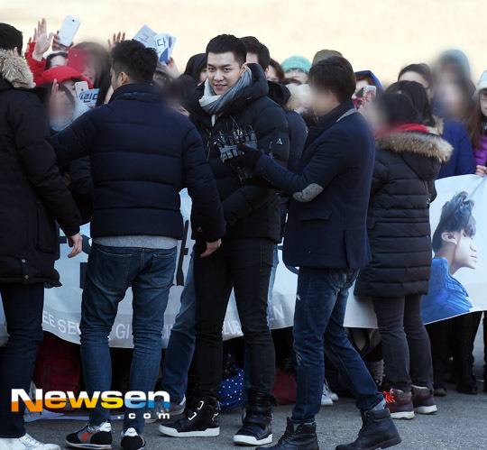 이승기 입대. 팬들 뒤로하고 아쉬운 발걸음 | 인스티즈