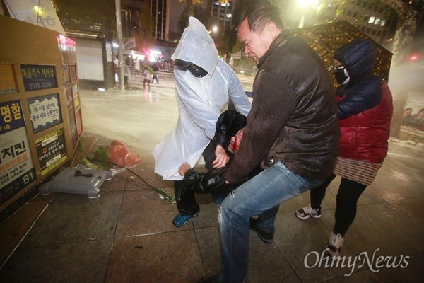 피흘리는 부상자 옮기는 시민에게도 물대포 | 인스티즈