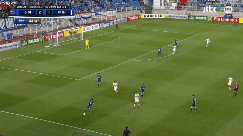 선수가 부상으로 쓰러졌을때 공을 내보내주면 돌려줘야한다vs 꼭 그럴필요는 없다 | 인스티즈