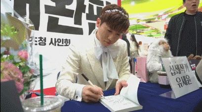 ??? : 형 얼굴에 김 묻었어요.gif | 인스티즈