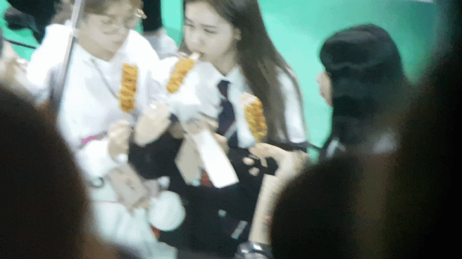 2018년 추석특집 아육대 녹화장에서 명랑 핫도그 먹방하는 트둥이들 ㅋㅋㅋㅋ | 인스티즈