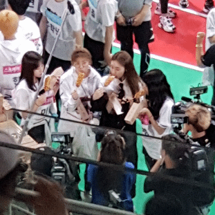 2018년 추석특집 아육대 녹화장에서 명랑 핫도그 먹방하는 트둥이들 ㅋㅋㅋㅋ | 인스티즈