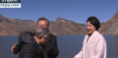 기념사진 찍는 문재인대통령.gif | 인스티즈