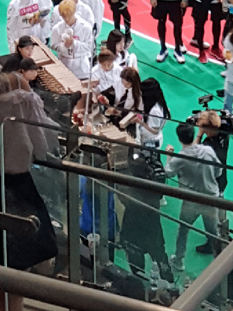 2018년 추석특집 아육대 녹화장에서 명랑 핫도그 먹방하는 트둥이들 ㅋㅋㅋㅋ | 인스티즈