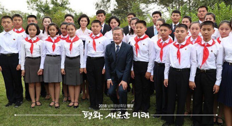 북한 학생들과 사진찍은 문재인 대통령.jpg | 인스티즈