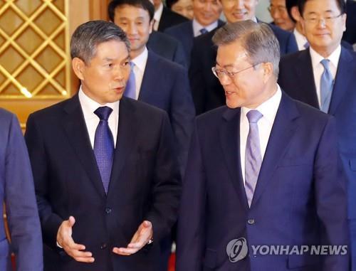 문대통령, 정경두 장관에"국방개혁 완수·남북합의 이행 역할" | 인스티즈