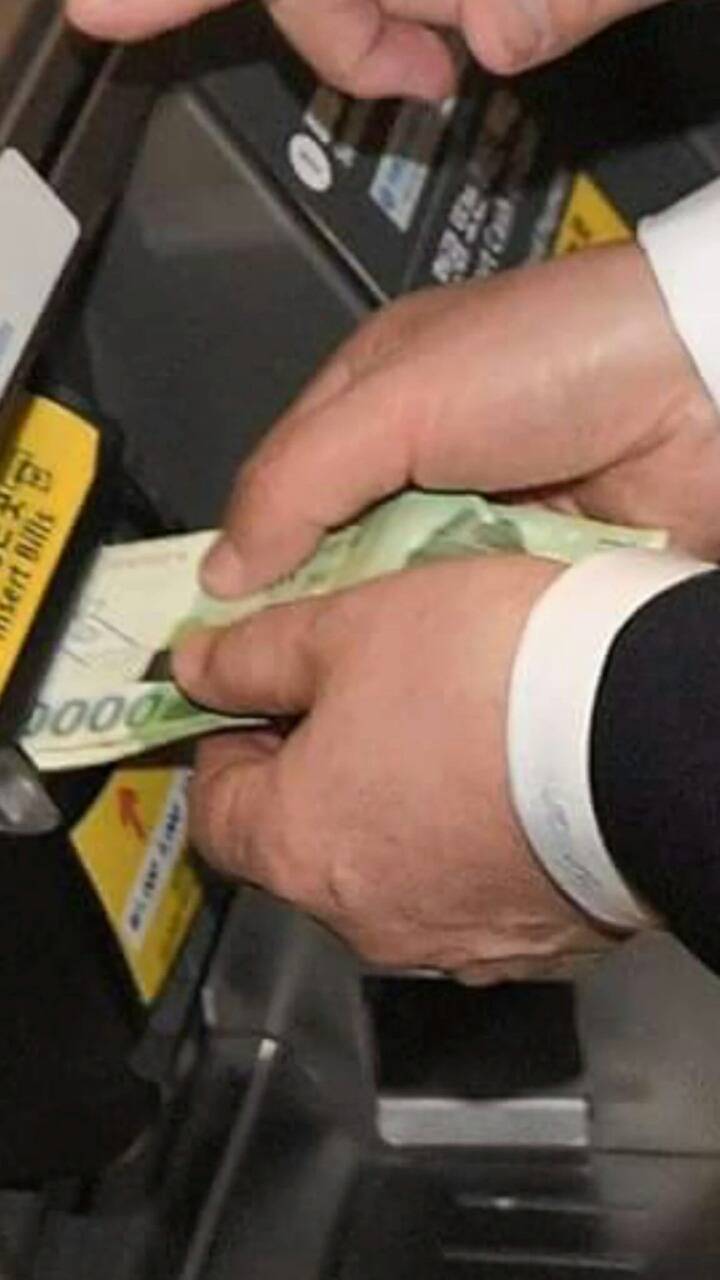 만원 두 장을 꾸겨넣는 반기문.jpg | 인스티즈