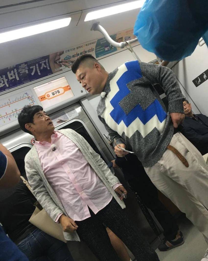 지하철에서 아저씨들끼리 수저들고 시비 붙은거 같음... | 인스티즈