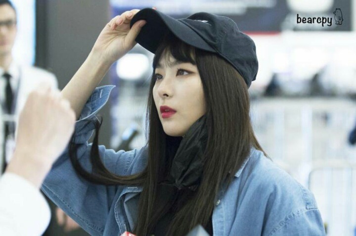 여권 얼굴 대조하는 슬기.jpgif | 인스티즈