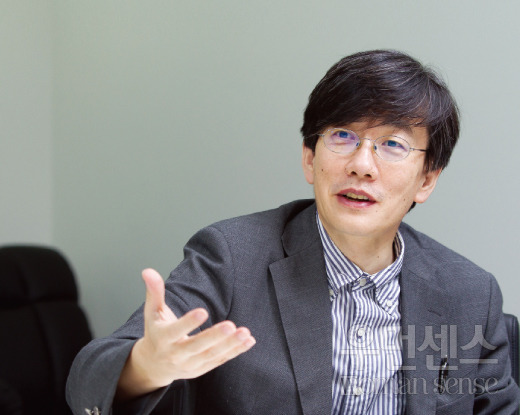 스타일만 캐쥬얼하게 바꾸면 교생선생이라해도 믿을 인물 | 인스티즈