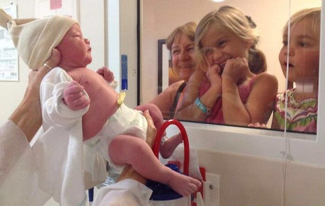 동생을 처음 본 아이들의 사랑스러운 반응.jpg | 인스티즈