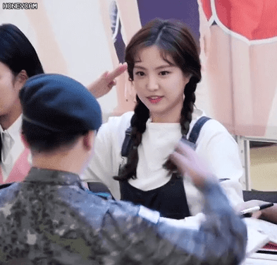 군인을 대하는 여자 아이돌 태도 | 인스티즈