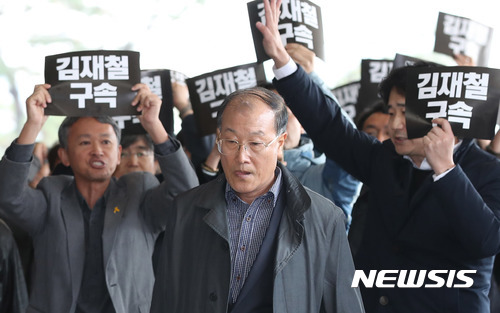 김재철 검찰에서 기자들한테 취조당하는 장면.gif | 인스티즈