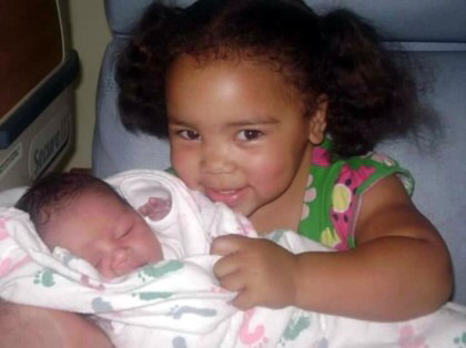 동생을 처음 본 아이들의 사랑스러운 반응.jpg | 인스티즈