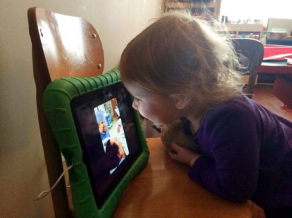 동생을 처음 본 아이들의 사랑스러운 반응.jpg | 인스티즈