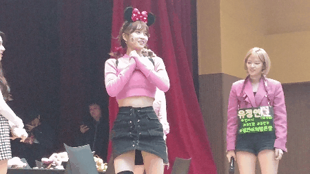 모모 다리 사이에서 떨어지는 의문의 물체.gif | 인스티즈