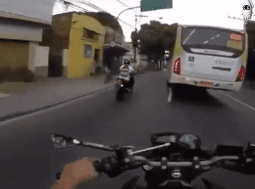 아찔한 오토바이 사고.gif | 인스티즈