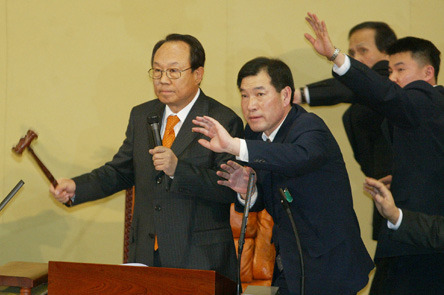 2004년 대한민국 사상 초유의 사태.jpg | 인스티즈