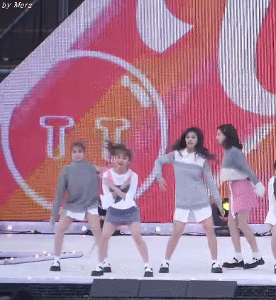 무대 추락 위기 모모 구한 트와이스 나연 | 인스티즈