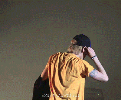 무대 도중 입에 나방 들어간 아이돌. gif | 인스티즈