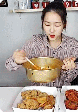 오마이걸 지호 먹방.gif | 인스티즈