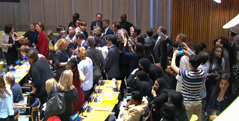 방탄 연설 직후 UN 회의장 모습.gif | 인스티즈