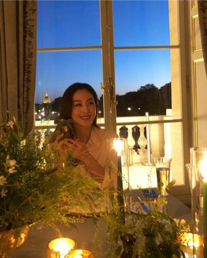 연예인 빰치는 오늘자 프랑스 파리 행사장에서 문정원씨.JPG | 인스티즈