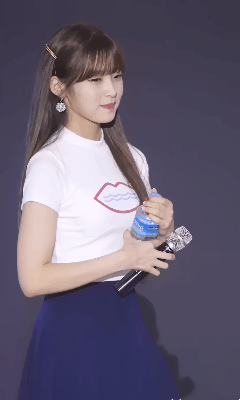 아린이 물병 뚜껑 따주는 승희.gif | 인스티즈