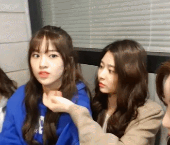 민주에게 턱잡히는 유진이 (아이즈원) | 인스티즈