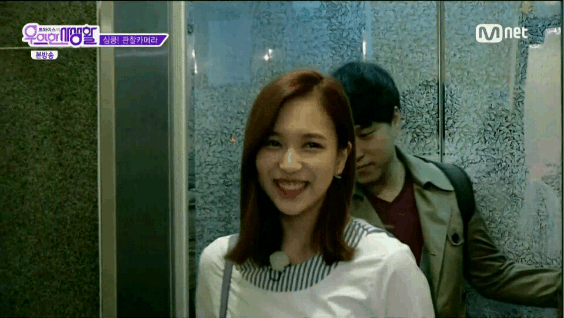 엘리베이터 커플 애정행각을 본 트와이스 반응.gif | 인스티즈