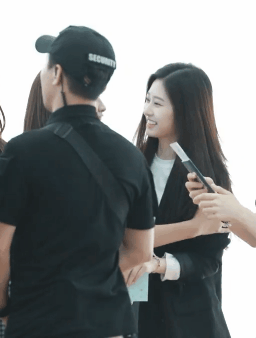 민주에게 턱잡히는 유진이 (아이즈원) | 인스티즈