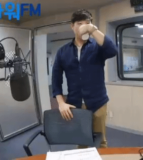 시계를 자랑하기 위해 물 마시는 배가놈.gif | 인스티즈